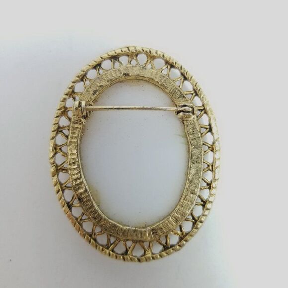 Vintage Bright Red Flower Brooch, Oval Gold Tone Frame Setting Lapel Pin, Estate - Picture 3 of 6